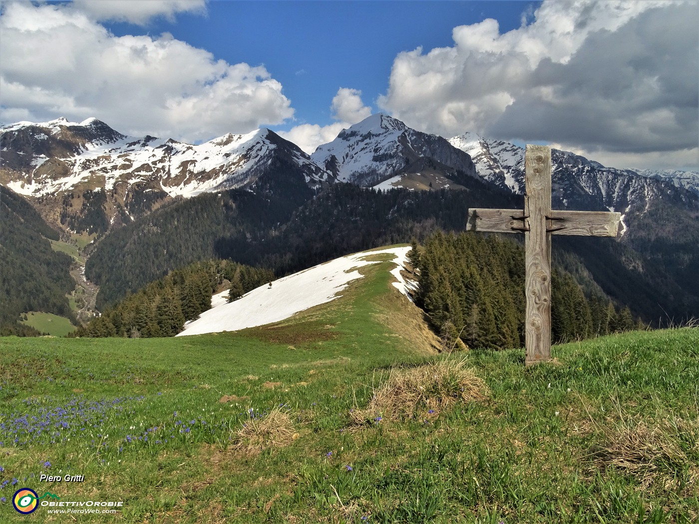 90 E scopro bella rustica croce lignea sui verdi prati fioriti con vista panoramica verso Monte Cavallo e amici .JPG